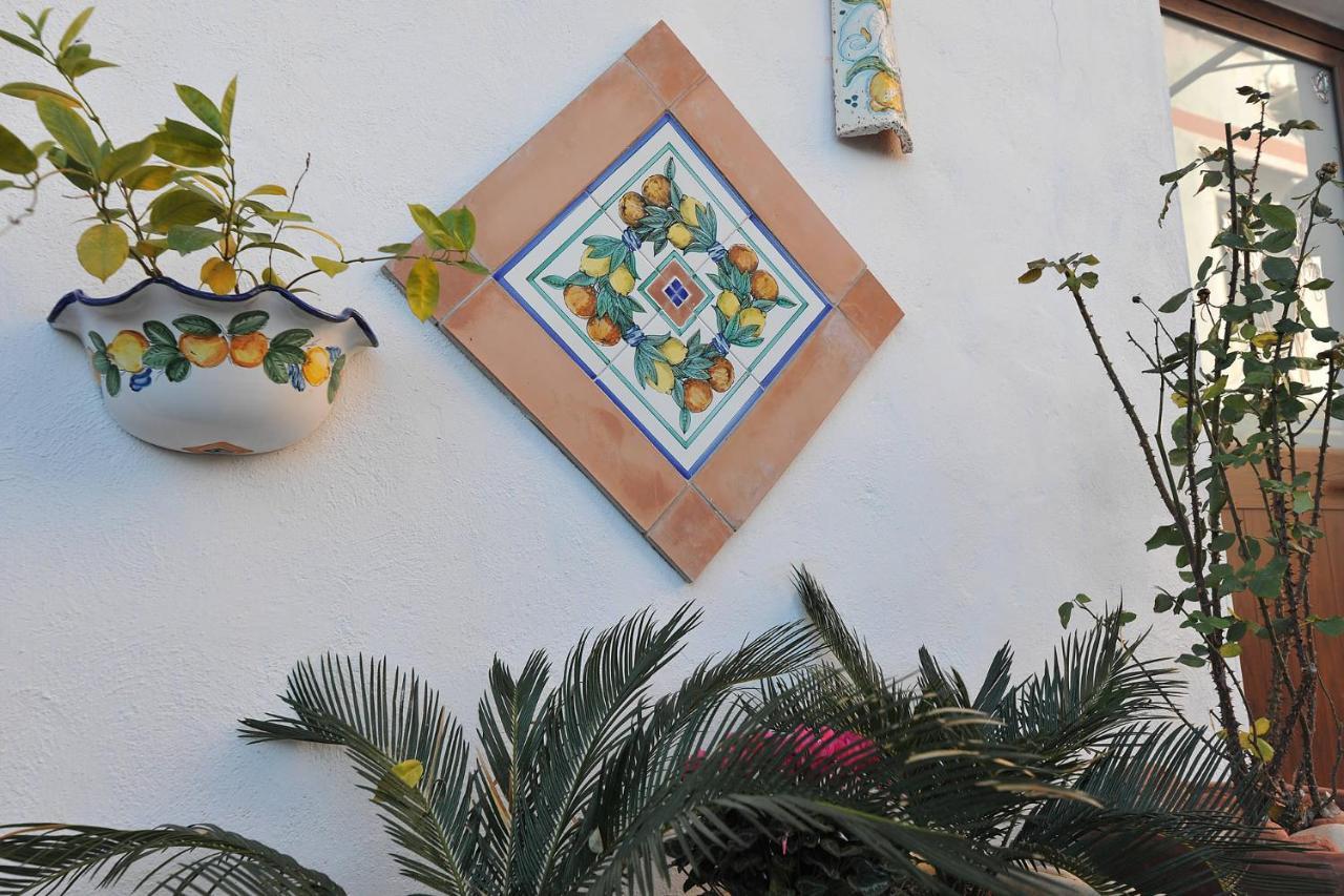 B&B Le Cycas Castellammare di Stabia Exterior foto